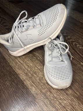 Woman’s light gray under armour shoes size 10